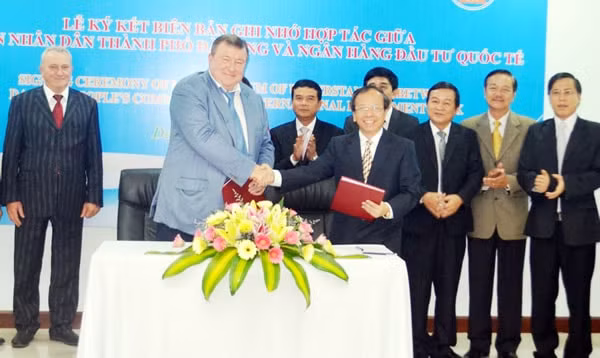 Ngân hàng Đầu tư quốc tế (IIB) và UBND TP Đà Nẵng tiến hành ký kết hợp tác Biên bản ghi nhớ hợp tác thúc đẩy sự phát triển kinh tế- xã hội của thành phố. Ảnh: CA Đà Nẵng