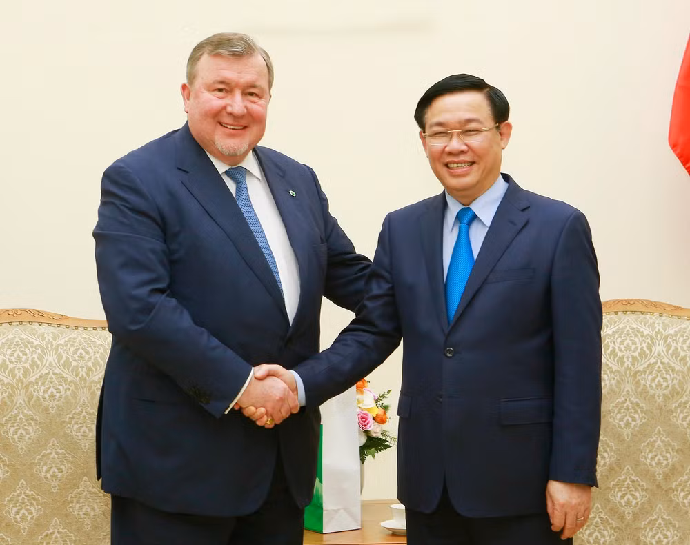 Phó Thủ tướng Vương Đình Huệ tiếp ông Nikolay Kosov, Chủ tịch Ban lãnh đạo Ngân hàng Đầu tư quốc tế (IIB). Ảnh: VGP