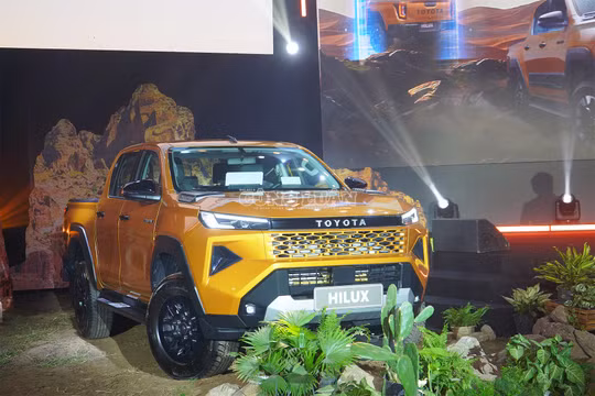 Đang bán chạy, Toyota Hilux vẫn được đại lý giảm giá 40 triệu đồng