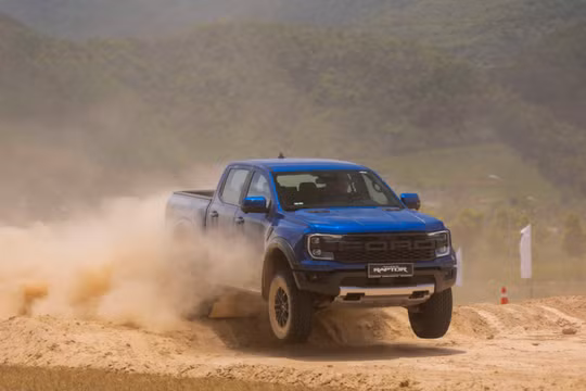 Ford Ranger Raptor 2026 máy xăng giá 1,448 tỷ đồng tại Việt Nam