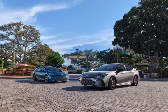 Toyota Camry 2027 có giá quy đổi từ 762 triệu đồng