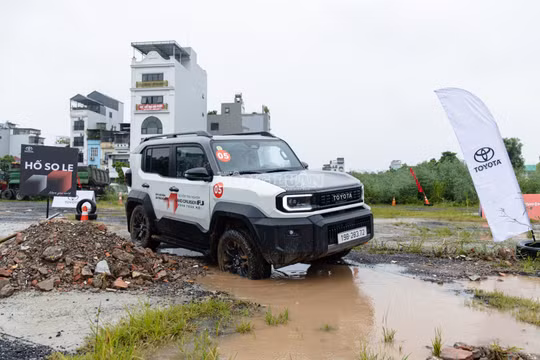 Giá cao gấp rưỡi nhưng Toyota Land Cruiser FJ bán nhiều gấp đôi Suzuki Jimny