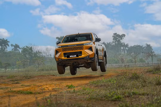 Phân khúc ô tô bán tải: Toyota Hilux lại phá thế độc tôn của Ford Ranger