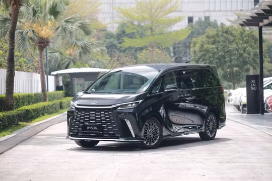 Thêm xe hạng sang Lexus hybrid giảm giá niêm yết tại Việt Nam