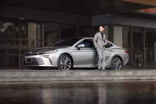 Toyota Camry Hybrid đổi tên và giảm giá bán lẻ niêm yết tại Việt Nam