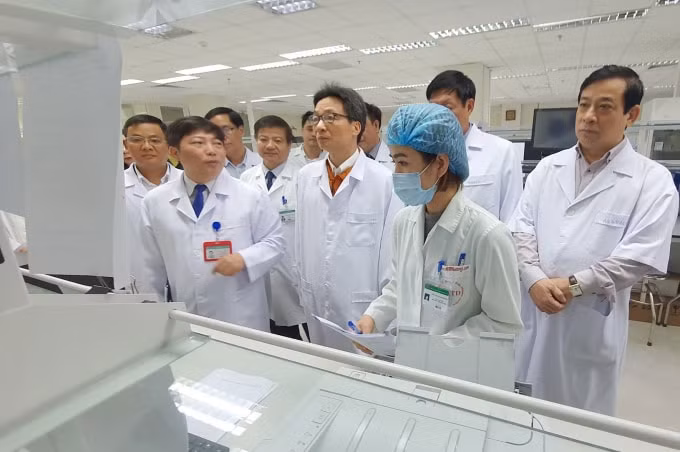 Phó thủ tướng Chính Phủ Vũ Đức Đam cùng đoàn công tác của Bộ Y tế kiểm tra và đánh giá khả năng ứng phó với bệnh viêm phổi do virus nCoV. Ảnh: TL