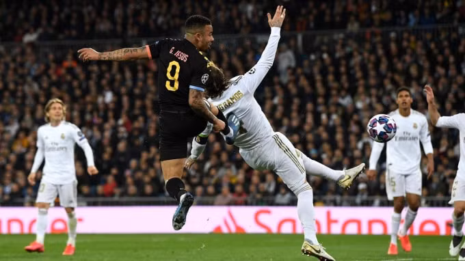 Gabriel Jesus gỡ hòa quan trọng. Ảnh: Getty