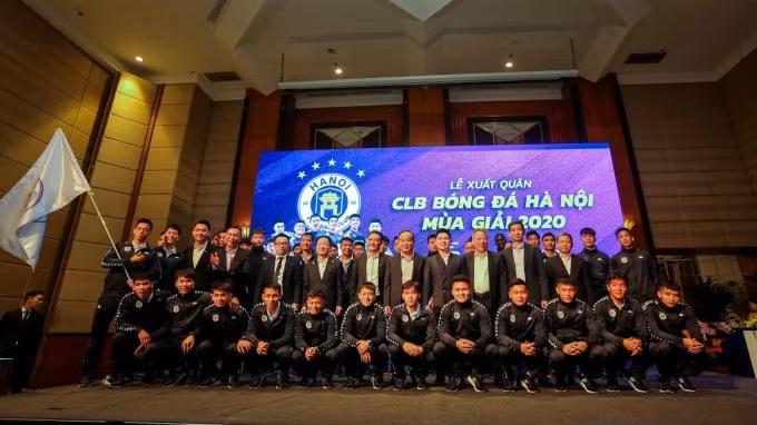 Ban lãnh đạo, huấn luyện viên cùng các cầu thủ của CLB bóng đá Hà Nội mùa giải 2020.