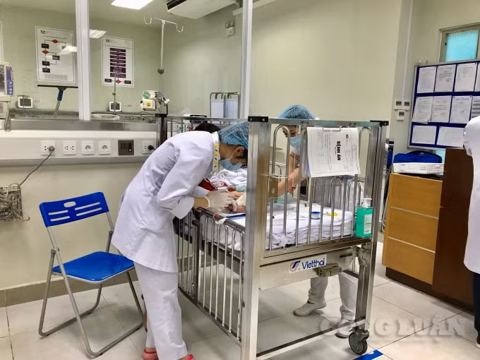 Đội ngũ y bác sĩ, điều dưỡng tận tình thăm khám, dịu dàng với các em nhỏ tại khoa Cấp cứu chống độc (Bệnh viện Nhi Trung ương)