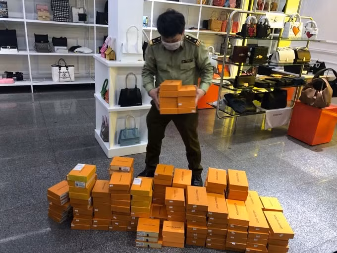 Phát hiện hàng nghìn sản phẩm hàng hiệu Louis Vuitton, Chanel, Gucci, Rolex bị làm 