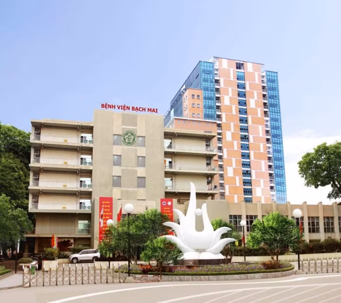 Cổng chính bệnh viện Bạch Mai.