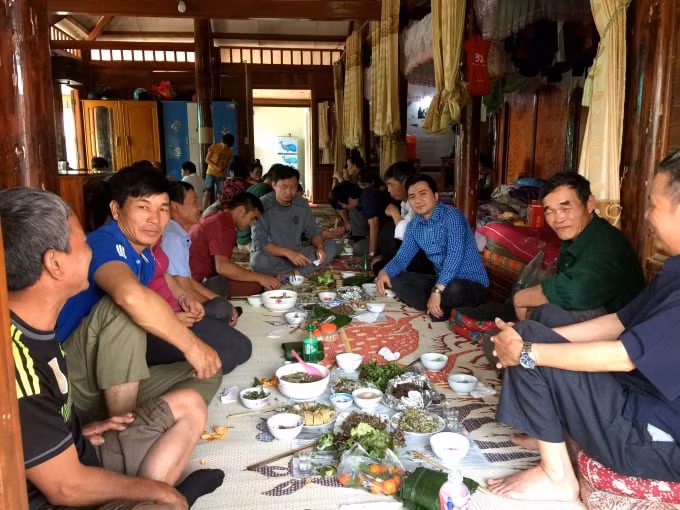 PV Phạm Kiên (thứ 3 từ phải sang) với bà con dân tộc Thái ở Điện Biên.