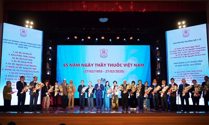 Thủ tướng Nguyễn Xuân Phúc trao tặng và truy tặng kỷ niệm chương cho các Giáo sư, Phó Giáo sư, Tiến sĩ trong ngành y tế. Ảnh: VGP.