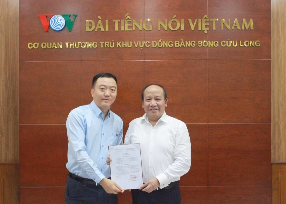Ông Trần Minh Hùng, Phó Tổng giám đốc Đài Tiếng nói Việt Nam (bên phải) trao quyết định bổ nhiệm cho nhà báo Trương Thanh Tùng. Ảnh: PV