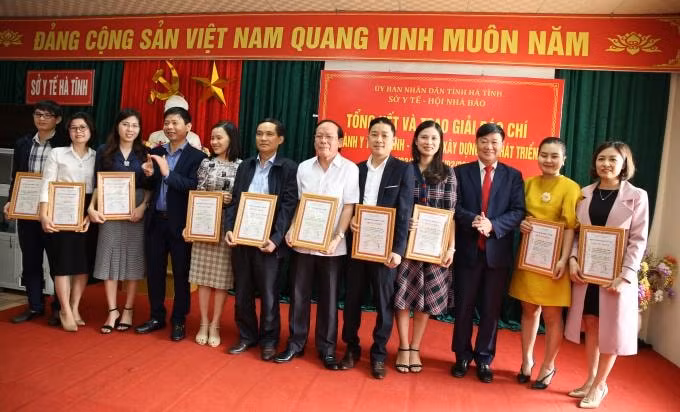 Nhà báo Nguyễn Khắc Hiển – Trưởng Văn phòng Đại diện báo Nhà báo & Công luận (áo trắng ở giữa) đạt giải C cuộc thi.