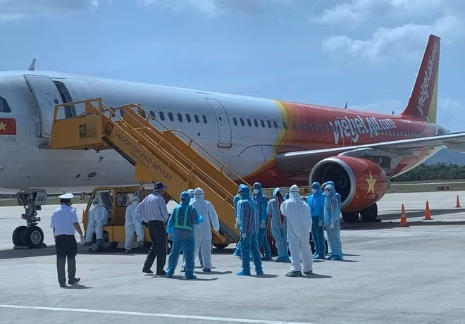 Lãnh đạo Sở Y tế đón 80 hành khách từ Hàn Quốc nhập cảnh địa phương. Ảnh: Đoàn Nguyên.