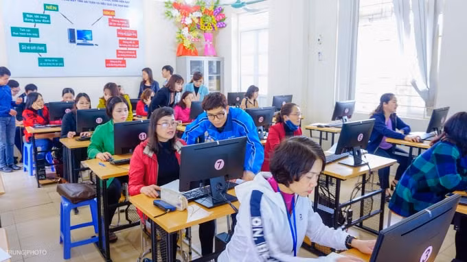 Các giáo viên tại trường TH Trần Quốc Toản-Hoà Bình tham gia tập huấn dịch vụ VNPT E-Learning.