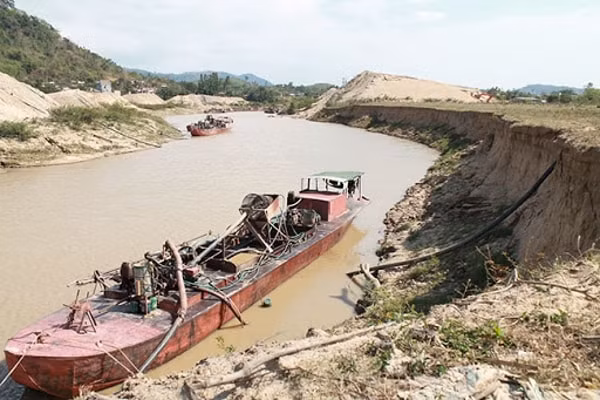UBND cấp tỉnh xem xét, quyết định cấm khai thác cát, sỏi tại khu vực bờ sông có nguy cơ sạt, lở. Ảnh minh họa