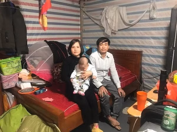 Gia đình chị Hiền rất khó khăn, nay lại bị đuổi xuống ở tại căn bếp và chuồng lợn cũ, quây bạt che tạm