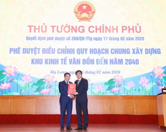 Đồng chí Nguyễn Tường Văn, Thứ trưởng Bộ Xây dựng trao Quyết định phê duyệt điều chỉnh Quy hoạch chung xây dựng Khu kinh tế Vân Đồn đến năm 2040 cho Tỉnh Quảng Ninh. Ảnh do Sở TTTT Quảng Ninh cung cấp.