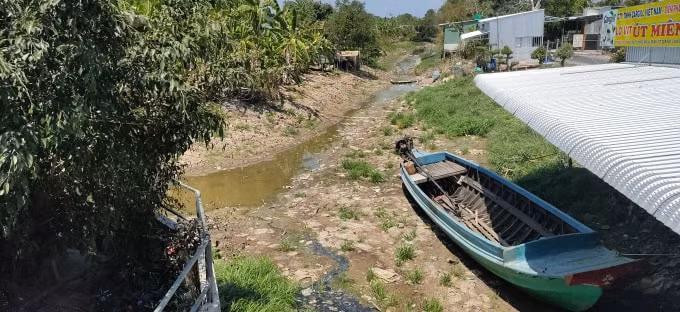 Hạn hán làm mực nước các tuyến kênh rạch khô cạn.