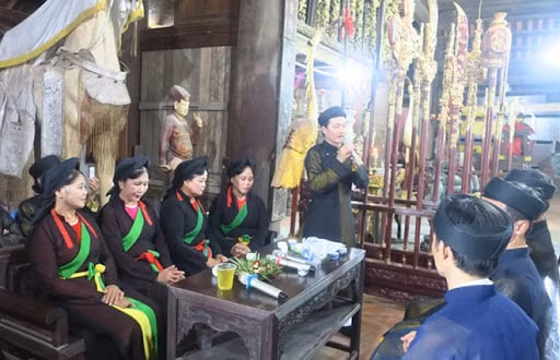 Liền anh, liền chị chuẩn bị hát đối tại đình làng Thổ Hà. Ảnh: Tư liệu