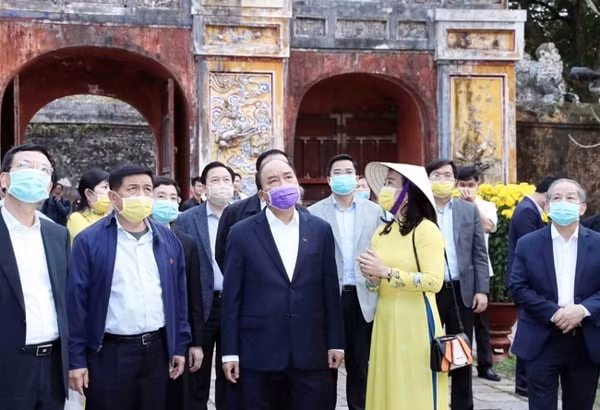 Thủ tướng Nguyễn Xuân Phúc kiểm tra công tác phòng, chống dịch tại tỉnh Thừa Thiên Huế, ngày 7/2/2020. Ảnh: TTXVN
