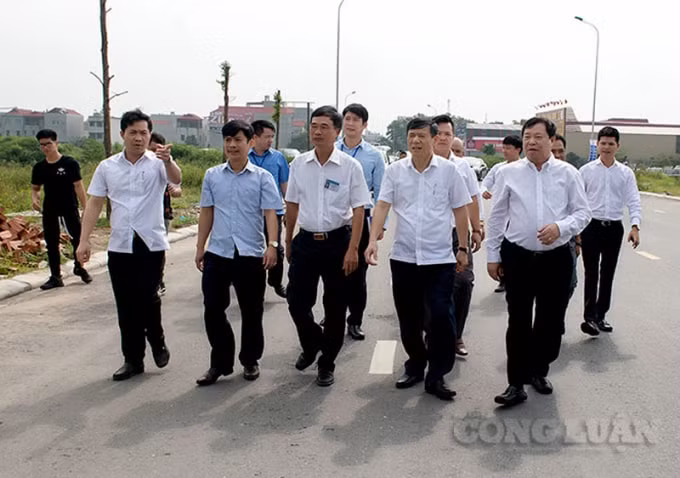 Nguyễn Tiến Nhường, Ủy viên Ban Thường vụ Tỉnh ủy, Phó Chủ tịch Thường trực UBND tỉnh Bắc Ninh và Giám đốc Sở GTVT tỉnh Bắc Ninh trong buổi khánh thành TL.286. Ảnh: Cổng thông tin thị trấn Chờ