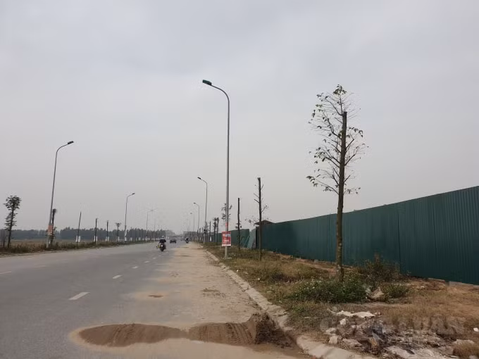 Khu đất ven TL.286 thuộc xã Yên Phụ đã được UBND huyện Yên Phong cưỡng chế giao cho doanh nghiệp quây tôn, san nền. Người dân xã Yên Phụ đã có đơn thư khiếu nại về việc cưỡng chế nhưng chưa được trả lời.