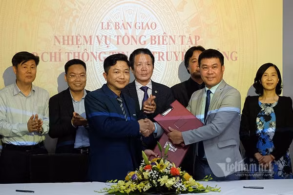 Ông Vũ Chí Kiên bàn giao nhiệm vụ Tổng biên tập Tạp chí Thông tin và Truyền thông cho ông Nguyễn Văn Bá. Ảnh: Trọng Đạt - vietnamnet.vn