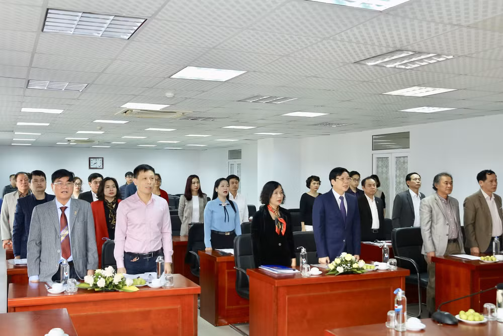 Các đồng chí tham dự thực hiện nghi lễ chào cờ. Ảnh: Sơn Hải