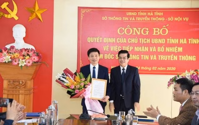 Phó Chủ tịch Thường trực UBND tỉnh Hà Tĩnh Đặng Quốc Vinh trao quyết định bổ nhiệm cho ông Nguyễn Công Thành
