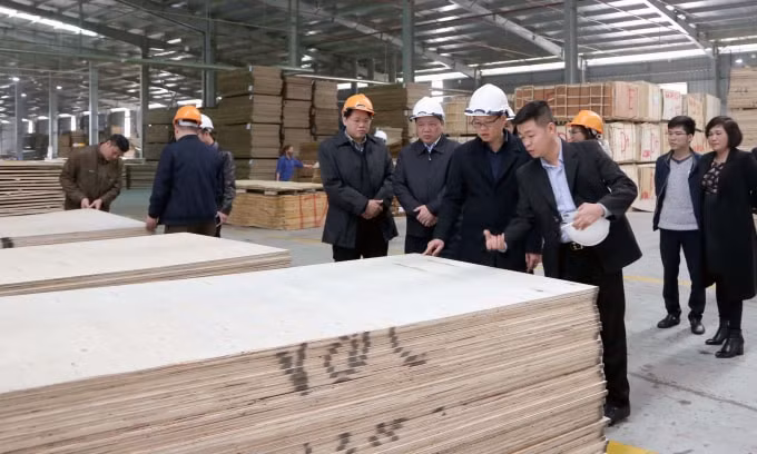 Phó Chủ tịch UBND tỉnh Đinh Quang Tuyên thăm nắm tình hình hoạt động sản xuất của các nhà đầu tư tại Khu Công nghiệp Thanh Bình, huyện Chợ Mới