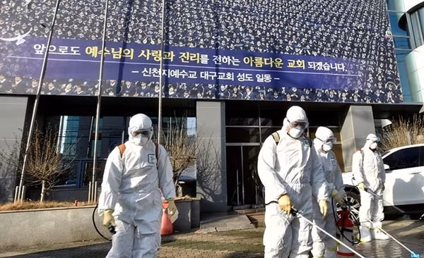 Các nhân viên y tế khử trùng một khu vực ở thành phố Daegu, Hàn Quốc, ngày 19/2. (Ảnh: Reuters)