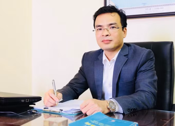 Luật sư Hoàng Trọng Giáp, Giám đốc Công ty Luật Hoàng Sa (Đoàn LS thành phố Hà Nội) cho rằng cần phải làm rõ trách nhiệm của các bên khi cuộc đấu giá bị dừng chỉ vì đấu giá viên bỗng dưng bị ốm