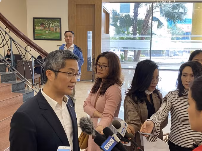 Ông Cao Anh Sơn- Trưởng ban tiếp thị và bán sản phẩm của Vietnam Airlines trả lời giới truyền thông bên lề lễ công bố. Ảnh: Hoàng Dương