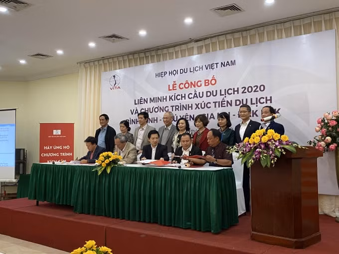 Đại diện các đơn vị ký kết hợp tác kích cầu du lịch 2020. Ảnh: Hoàng Dương
