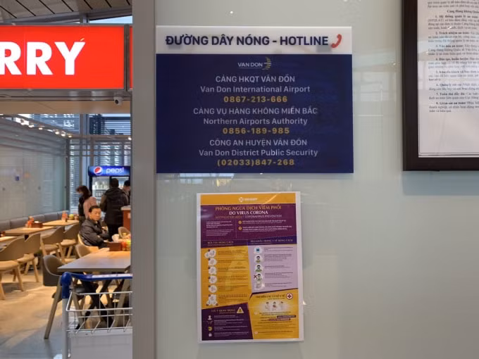 Hotline và thông báo phòng chống dịch viêm phổi cấp được dán tại nhiều vị trí ở sân bay Vân Đồn.