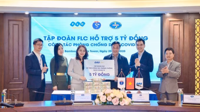 Bà Hương Trần Kiều Dung, Phó Chủ tịch kiêm TGĐ Tập đoàn FLC trao 5 tỷ đồng hỗ trợ công tác phòng chống dịch bệnh cho đại diện Bộ Y tế.