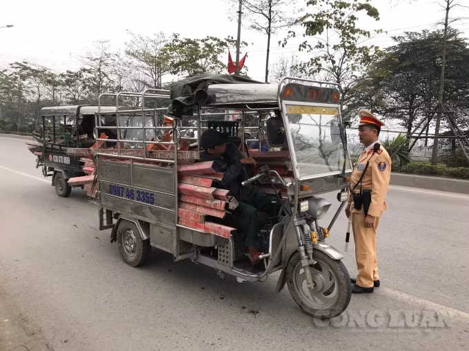 Tăng cường kiểm tra, xử lý vi phạm xe ba bánh chở hàng hóa cồng kềnh lưu thông trên đường gây mất an toàn giao thông