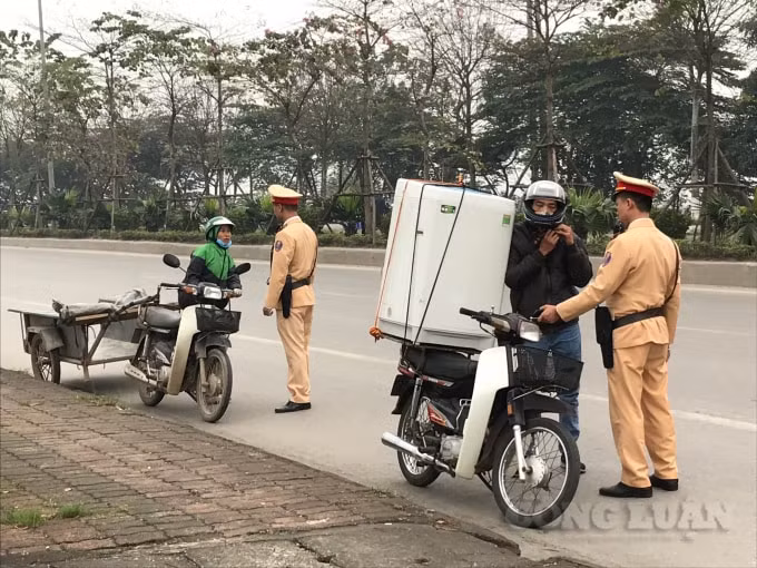Hiện trên địa bàn cả nước nói riêng và Thành phố Hà Nội nói chung vẫn còn nhiều phương tiện xe lôi tự chế chở hàng hóa cồng kềnh gây mất an toàn giao thông