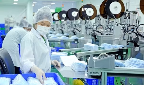 Sản xuất khẩu trang y tế. Ảnh minh họa