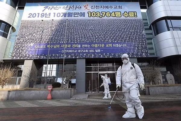 Nhân viên y tế Hàn Quốc tẩy trùng một khu vực ở thành phố Daegu. Nguồn: AFP