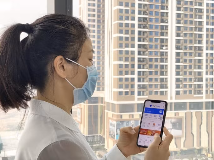 Khách hàng sử dụng VNPT Pay để thanh toán online.