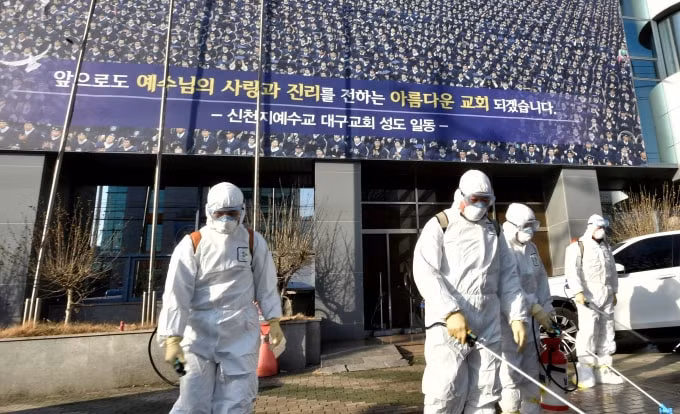 Người dân tiến hành khử trùng nhà thờ ở Daegu. Ảnh: Reuters