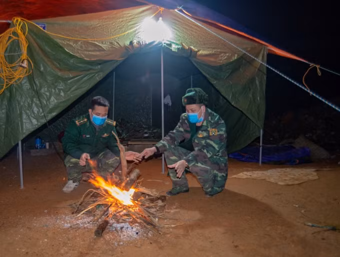 Hình ảnh lực lượng biên phòng trắng đêm phòng dịch tại khu vực biên giới Lạng Sơn được nhà báo Đặng Văn Tuân ghi lại.