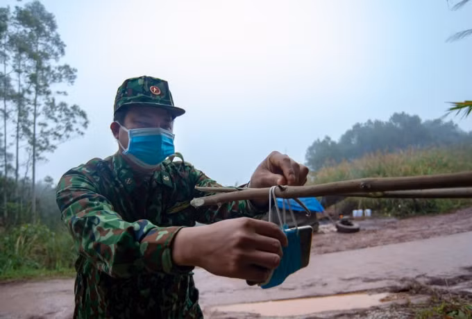 Chiến sĩ phải treo điện thoại lên cành cây phía rừng thông để giữ liên lạc... là một trong những hình ảnh rất ấn tượng.
