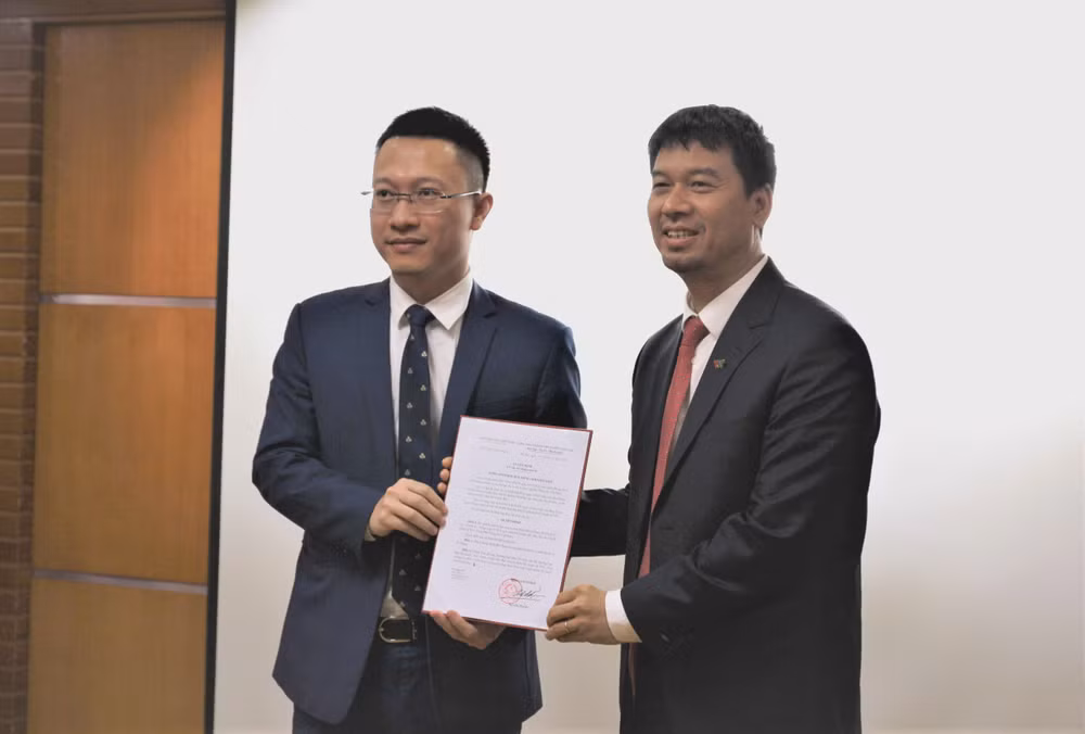 Phó Tổng Giám đốc Đài Tiếng nói Việt Nam Ngô Minh Hiển trao quyết định bổ nhiệm cho tân Phó Giám đốc Đài Truyền hình Kỹ thuật số VTC Lương Minh Đức. Ảnh: Minh Tuấn/VTC News.