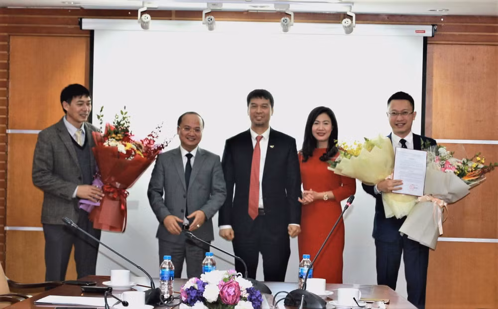 Phó Tổng Giám đốc Đài Tiếng nói Việt Nam Ngô Minh Hiển và Giám đốc Đài Truyền hình Kỹ thuật số VTC Trần Đức Thành trao quyết định và tặng hoa cho hai Phó Giám đốc Đài Truyền hình Kỹ thuật số VTC. Ảnh: Minh Tuấn/VTC News.