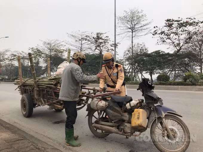 Tình trạng xe máy cũ nát vô tư hoạt động trên các tuyến đường gây mất an toàn giao thông